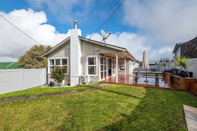 Photo of property in 1/982 East Coast Road, Northcross, Auckland, 0632