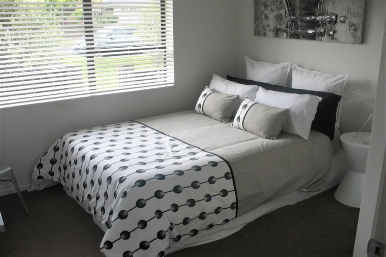 Photo of property in 2/33 Montgomery Avenue, Rothesay Bay, Auckland, 0630