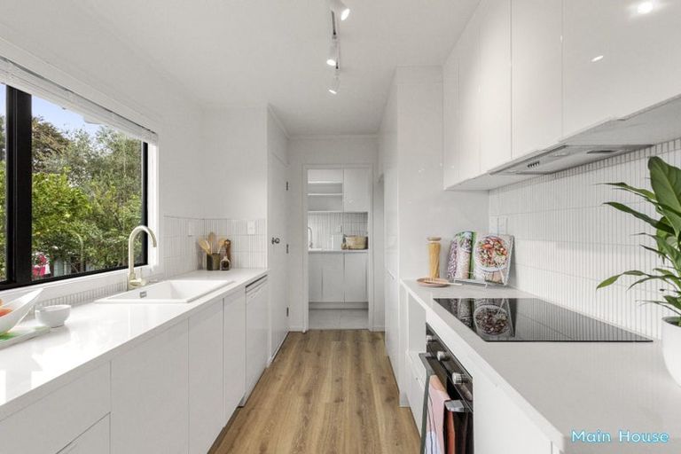 Photo of property in 8 Kupari Place, Totara Vale, Auckland, 0629