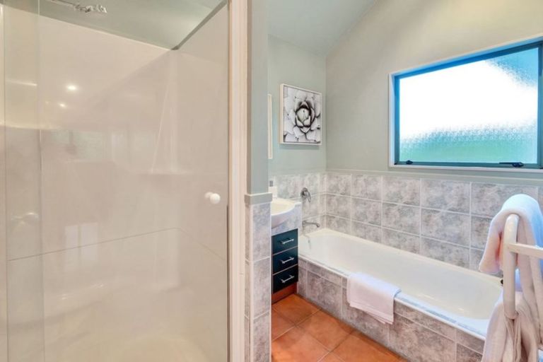 Photo of property in 12 Waipuia Place, Greenhithe, Auckland, 0632