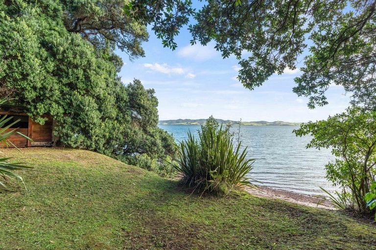 Photo of property in 100 Manganese Point Road, Tamaterau, Whangarei, 0174
