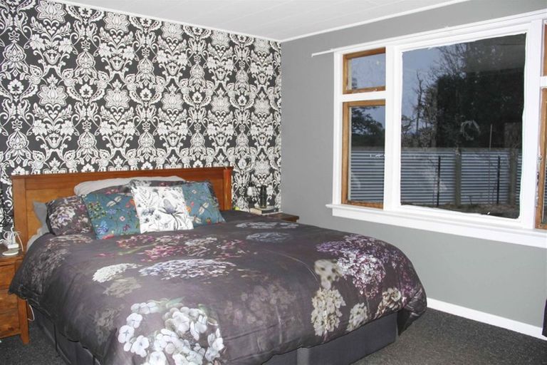 Photo of property in 14 Ferry Road, Tuatapere, 9620