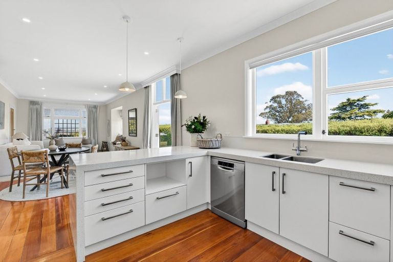 Photo of property in 9 Cobden Crescent, Bluff Hill, Napier, 4110