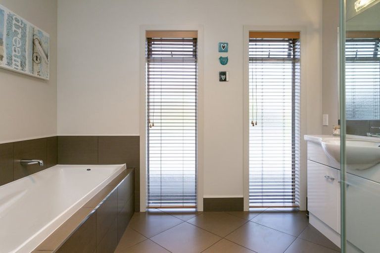 Photo of property in 72 Dalmore Way, Acacia Bay, Taupo, 3385