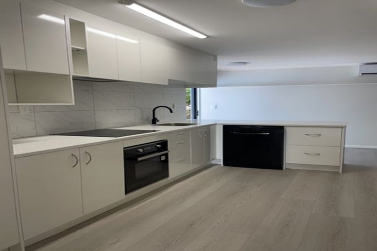 Photo of property in 16 Fairchild Avenue, Goodwood Heights, Auckland, 2105