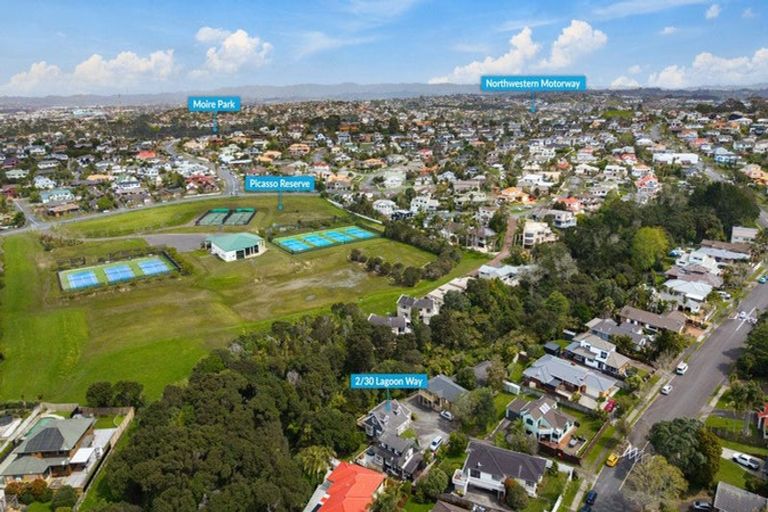Photo of property in 2/30 Lagoon Way, West Harbour, Auckland, 0618