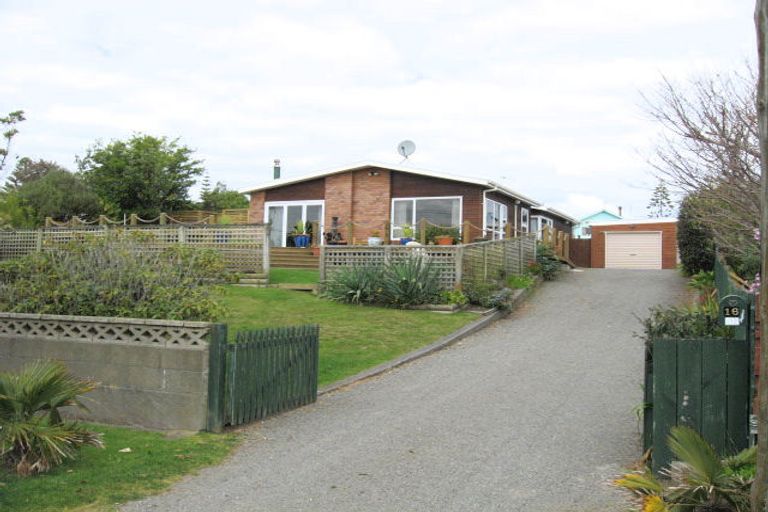 Photo of property in 16 Makora Road, Otaihanga, Paraparaumu, 5036