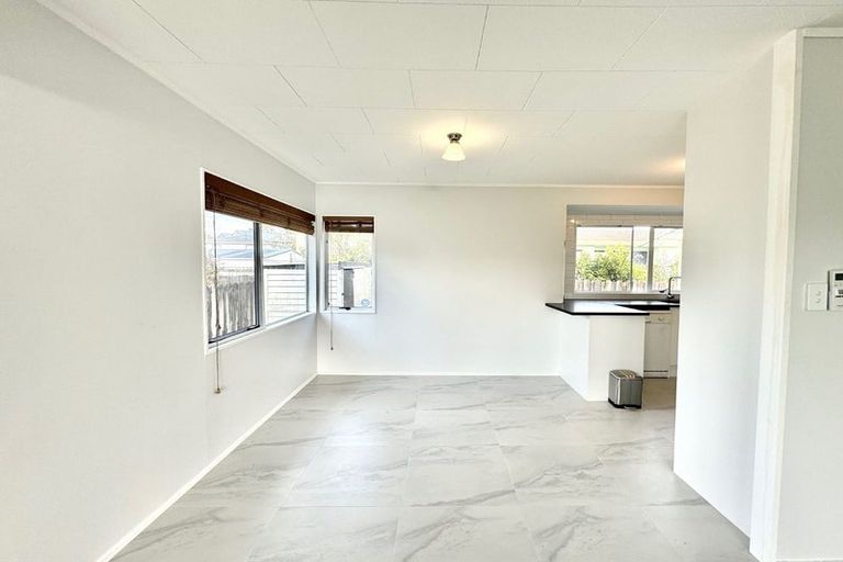 Photo of property in 1/6 Kirklow Place, Goodwood Heights, Auckland, 2105