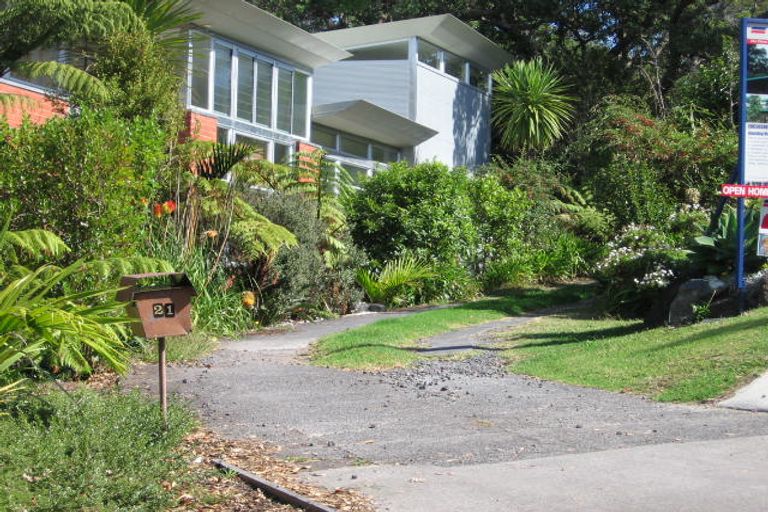 Photo of property in 21 Cleve Road, Green Bay, Auckland, 0604