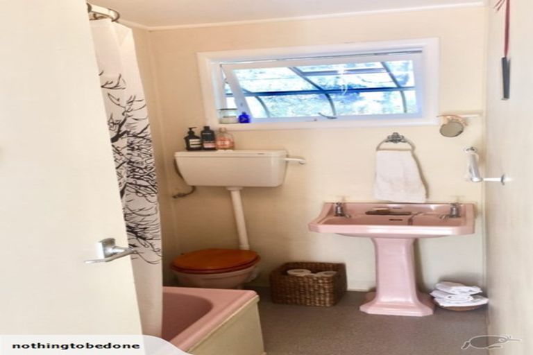 Photo of property in 5 Arama Avenue, Titirangi, Auckland, 0604