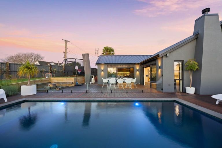 Photo of property in 2 Somerville Road, Shelly Park, Auckland, 2014