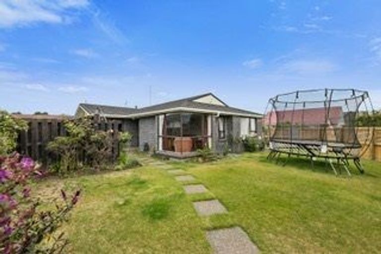 Photo of property in 70 Royal Park Drive, Parklands, Christchurch, 8083