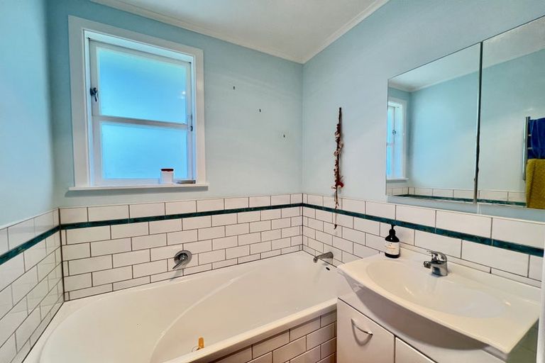 Photo of property in 18 Deller Grove, Silverstream, Upper Hutt, 5019