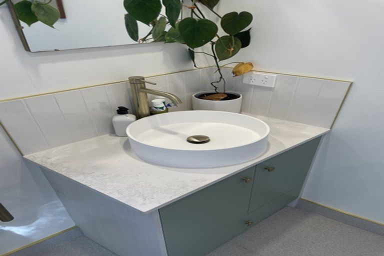 Photo of property in 60 Kauri Point Road, Laingholm, Auckland, 0604