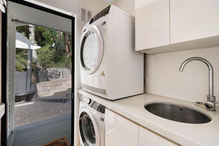 Photo of property in 2/8 Heatherleigh Rise, Northcross, Auckland, 0632