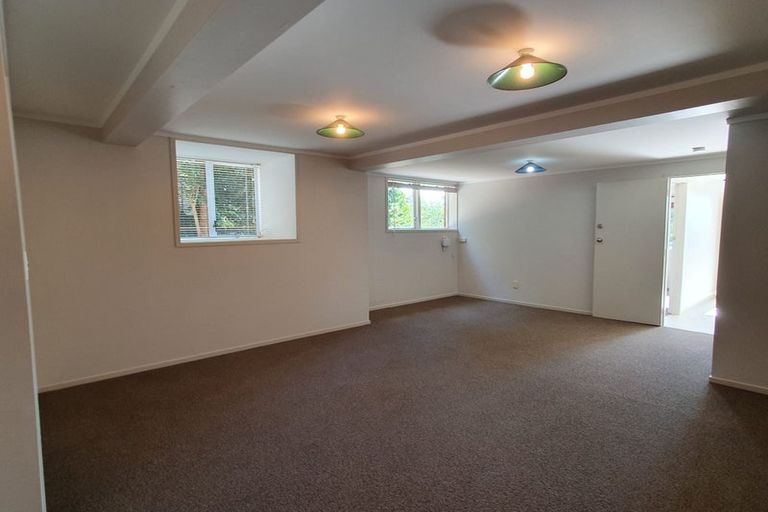 Photo of property in 19 Shanaway Rise, Hillcrest, Auckland, 0627