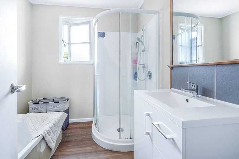 Photo of property in 28 Paul Crescent, Fairfield, Hamilton, 3214