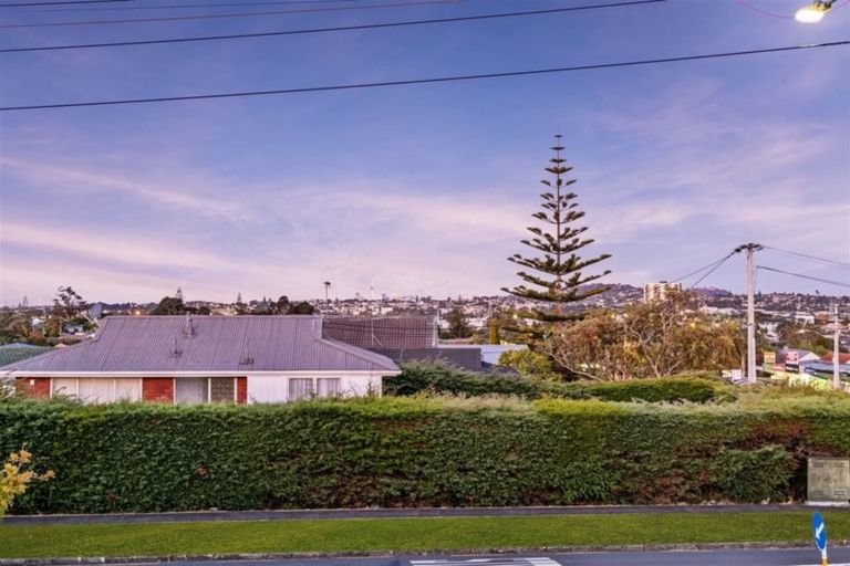 Photo of property in 1/2 Northall Road, New Lynn, Auckland, 0600