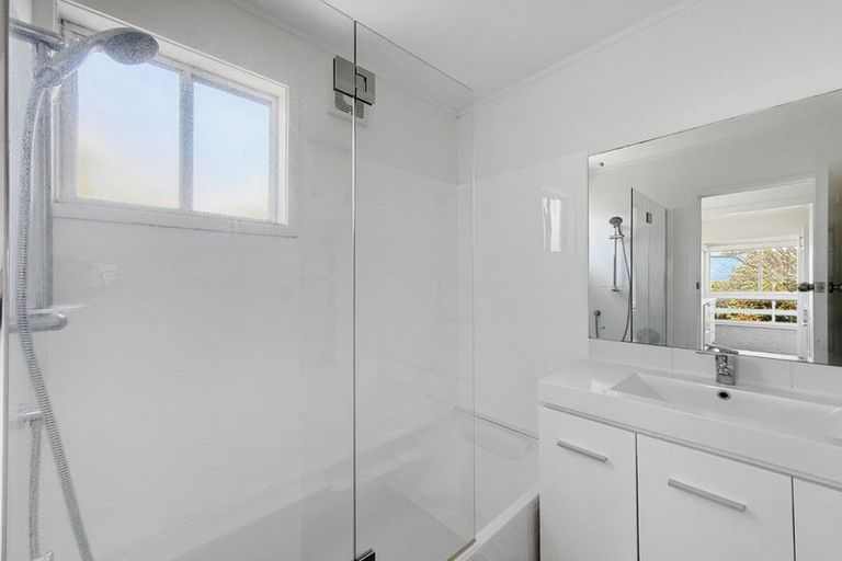 Photo of property in 1/8 Rewi Street, Torbay, Auckland, 0630