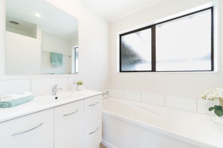 Photo of property in 60 Hillcrest Drive, Kelvin Grove, Palmerston North, 4414