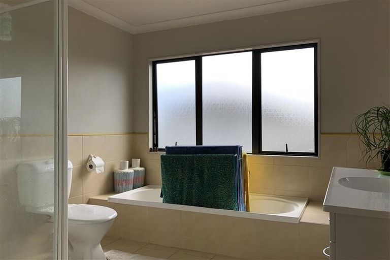 Photo of property in 11 Brittany Drive, Henderson, Auckland, 0612