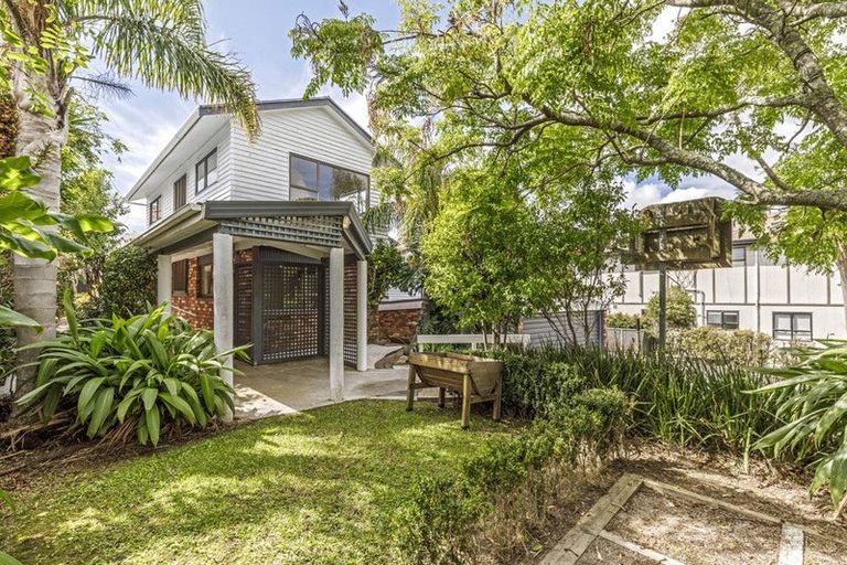 Photo of property in 557 Beach Road, Murrays Bay, Auckland, 0630