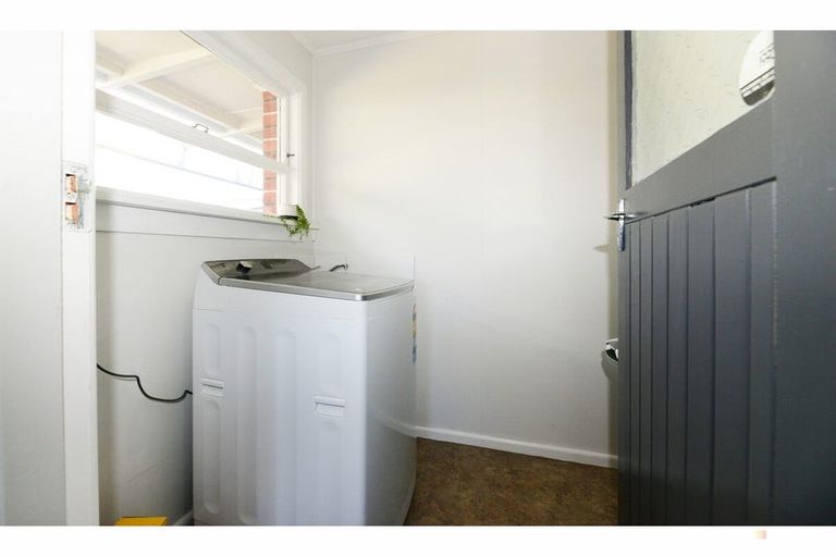 Photo of property in 15 Oxford Street, Waimate, 7924