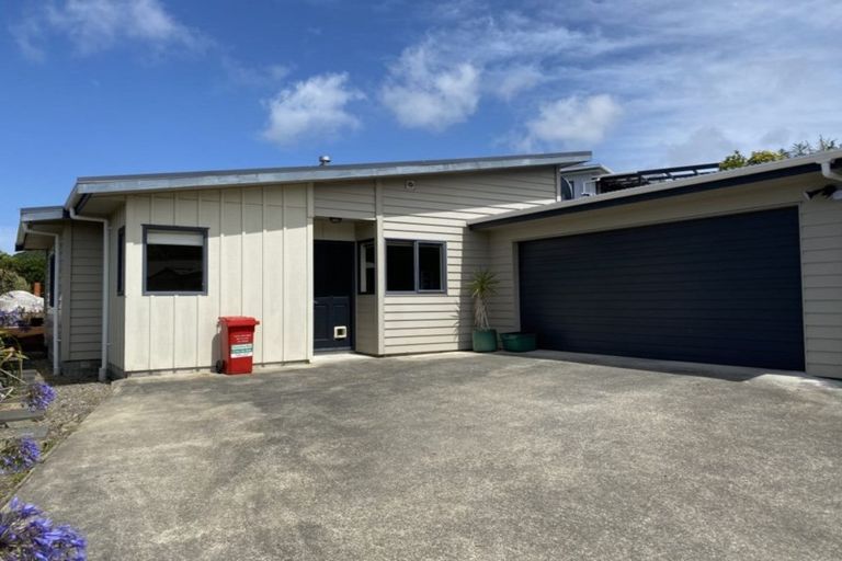 Photo of property in 12a Riverstone Drive, Riverstone Terraces, Upper Hutt, 5018