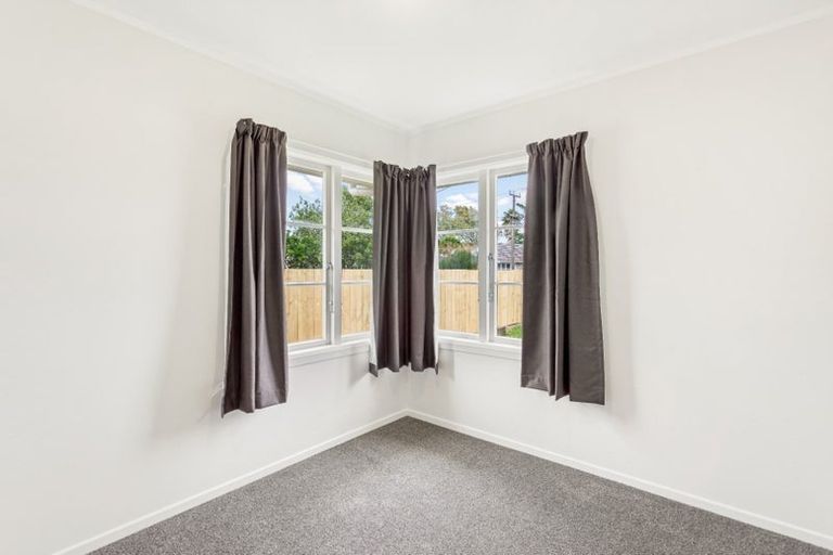 Photo of property in 16 Serjeant Street, Henderson, Auckland, 0612
