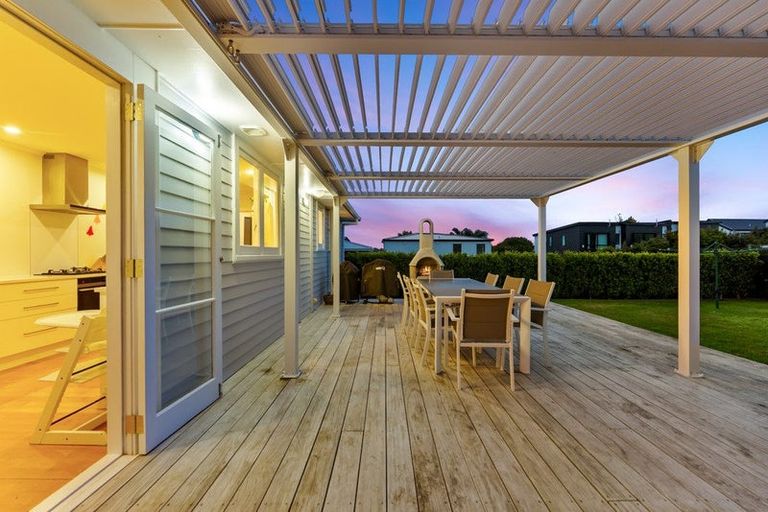 Photo of property in 1/64 Sunnynook Road, Sunnynook, Auckland, 0620