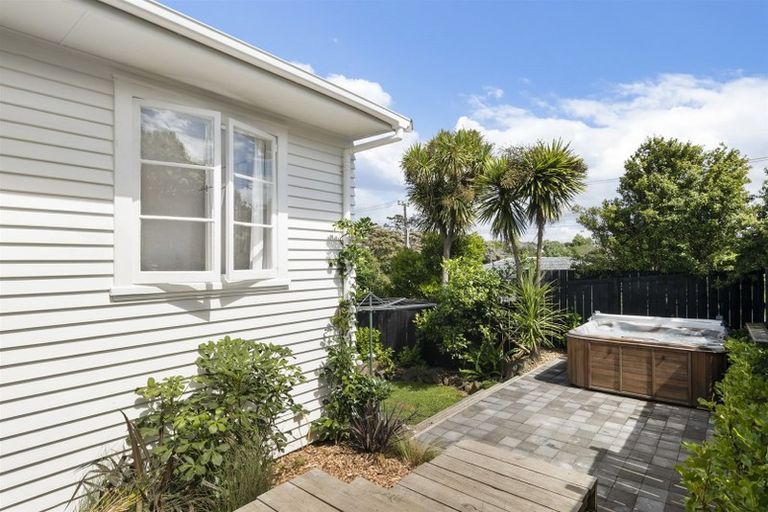 Photo of property in 52 Tiri Tiri Road, Birkdale, Auckland, 0626