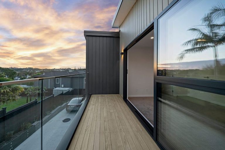 Photo of property in 16c Madison Place, Forrest Hill, Auckland, 0620