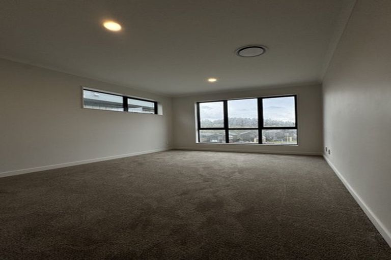 Photo of property in 17 Makenu Crescent, Wainui, 0992