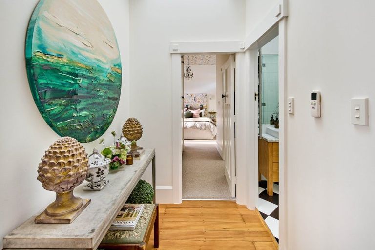 Photo of property in 18 Harbour View Road, Northland, Wellington, 6012