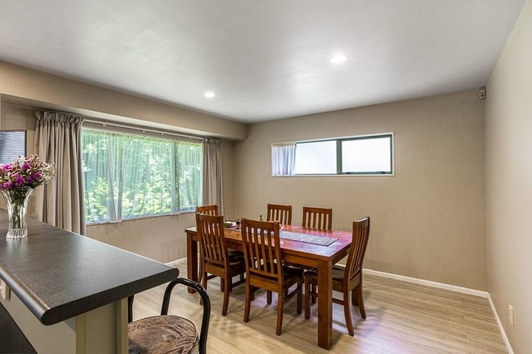 Photo of property in 16a Kingsclere Place, Goodwood Heights, Auckland, 2105