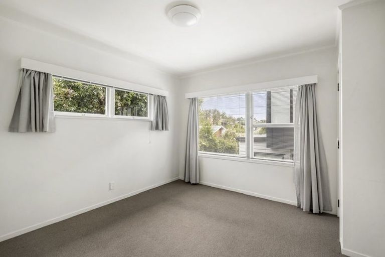 Photo of property in 5 Nea Place, Hillcrest, Auckland, 0627