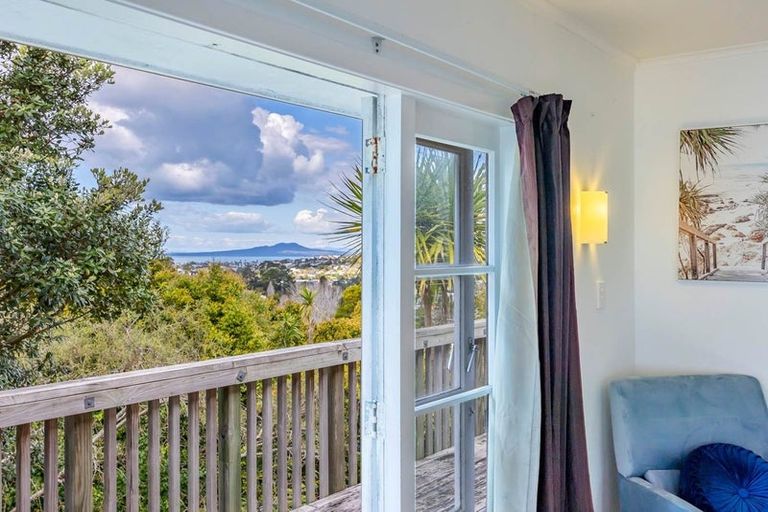 Photo of property in 12 Barker Rise, Northcross, Auckland, 0632