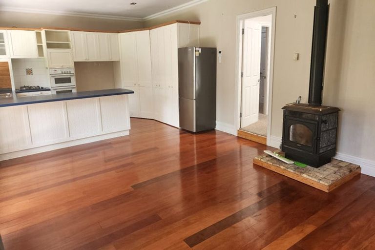 Photo of property in 186 Boord Crescent, Kumeu, 0891