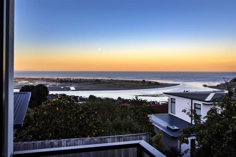 Photo of property in 73 Moncks Spur Road, Redcliffs, Christchurch, 8081