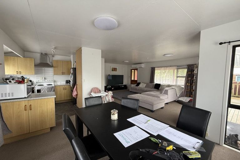 Photo of property in 1/20 Ocean View Road, Northcote, Auckland, 0627