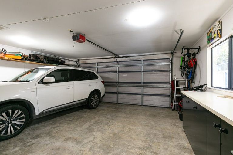 Photo of property in 104 Westchester Drive, Churton Park, Wellington, 6037