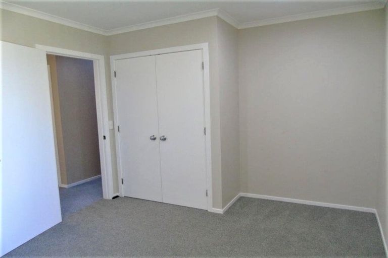 Photo of property in 52 Dress Circle, Newlands, Wellington, 6037