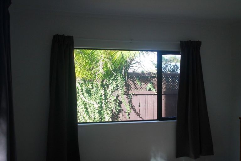 Photo of property in 2/26 Unsworth Drive, Unsworth Heights, Auckland, 0632