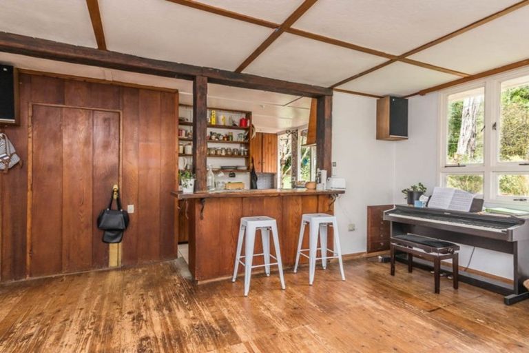 Photo of property in 180 Atkinson Road, Titirangi, Auckland, 0604