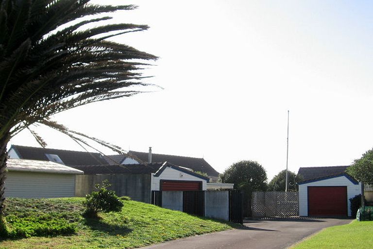 Photo of property in 13 Waiheke Street, Waikanae Beach, Waikanae, 5036