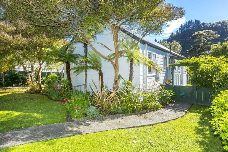 Photo of property in 81 Gemstone Drive, Birchville, Upper Hutt, 5018