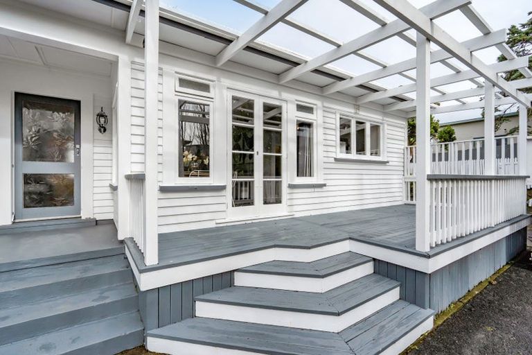 Photo of property in 106 Seaview Road, Westown, New Plymouth, 4310