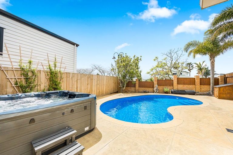 Photo of property in 30 Vermeer Place, West Harbour, Auckland, 0618