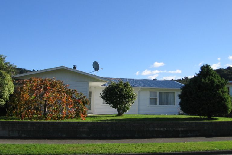 Photo of property in 33 Momona Street, Wainuiomata, Lower Hutt, 5014