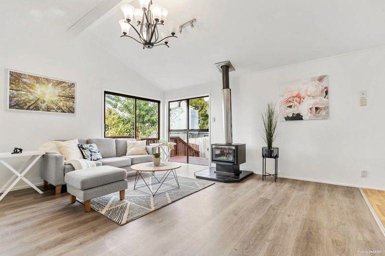 Photo of property in 2/74 Ayton Drive, Totara Vale, Auckland, 0629